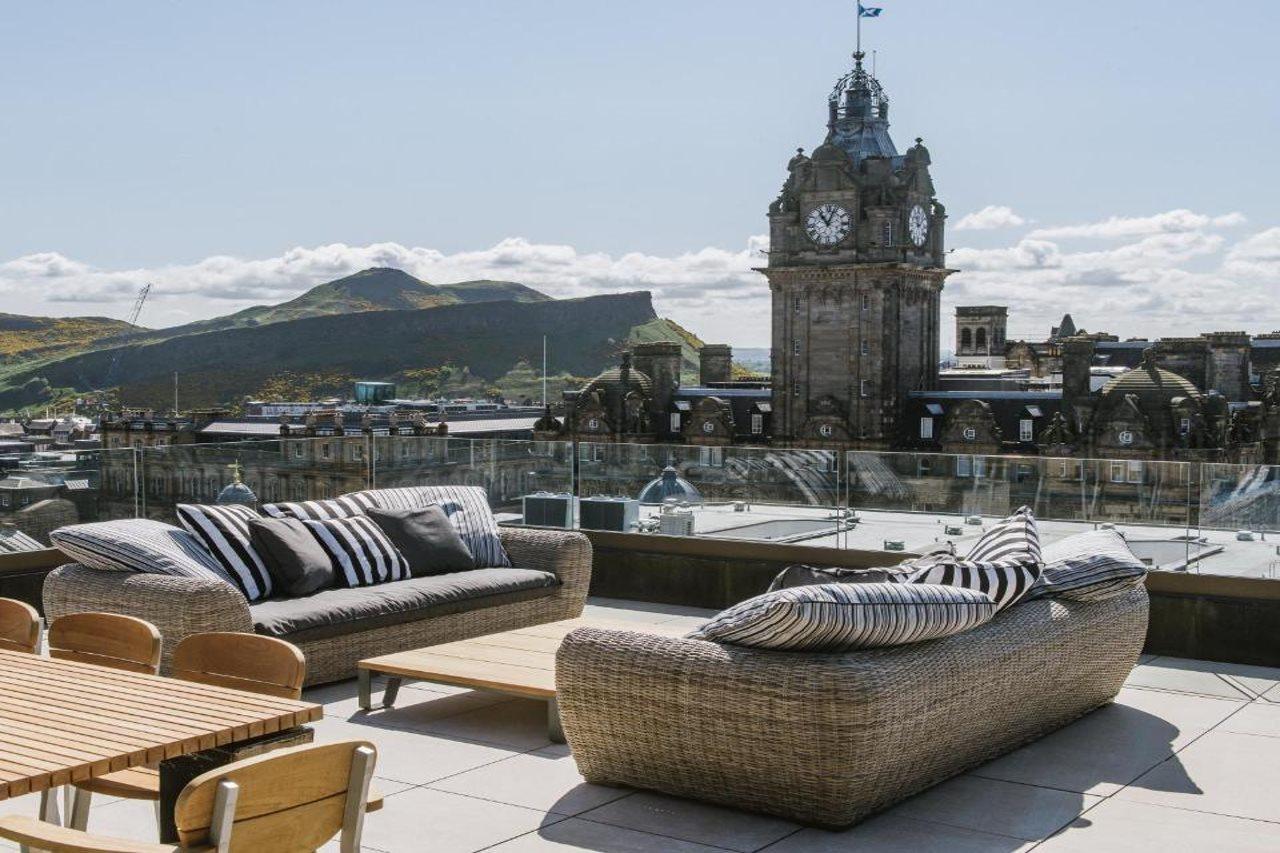 Апарт готель Cheval The Edinburgh Grand Екстер'єр фото The hotel's rooftop terrace